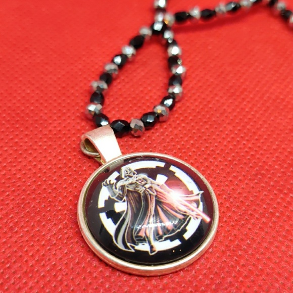 Darth Vader Necklace - Picture 1 of 2